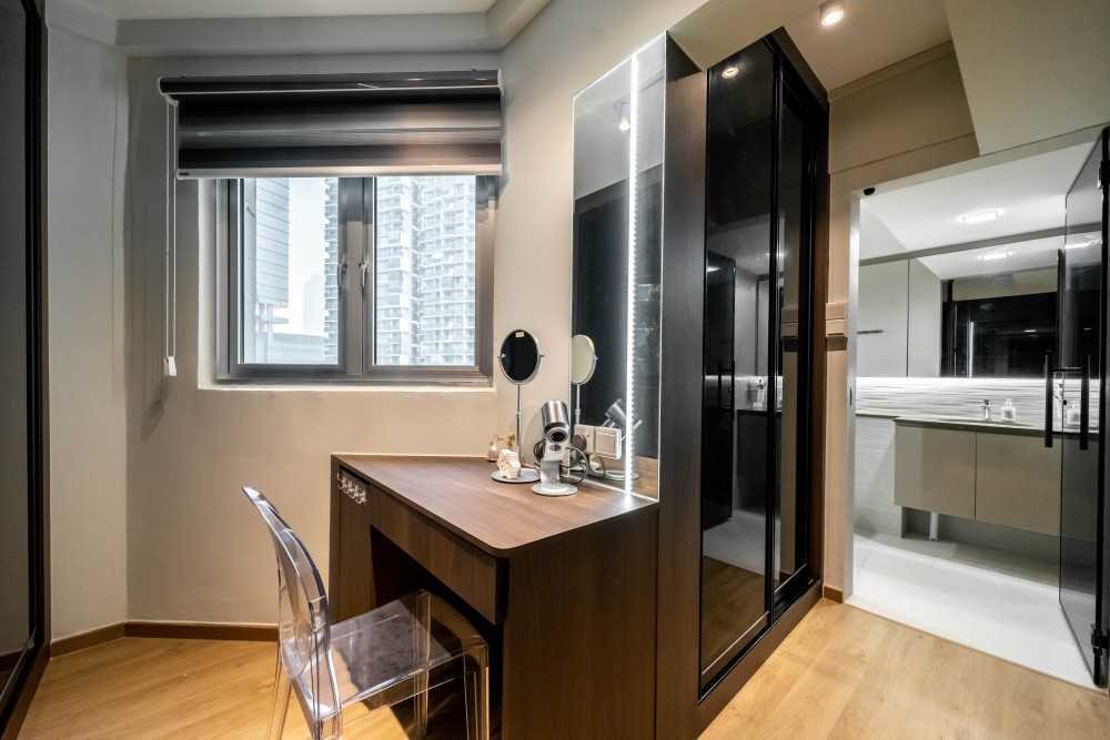Contemporary Walk-in Wardrobe with Mirror and Wardrobe