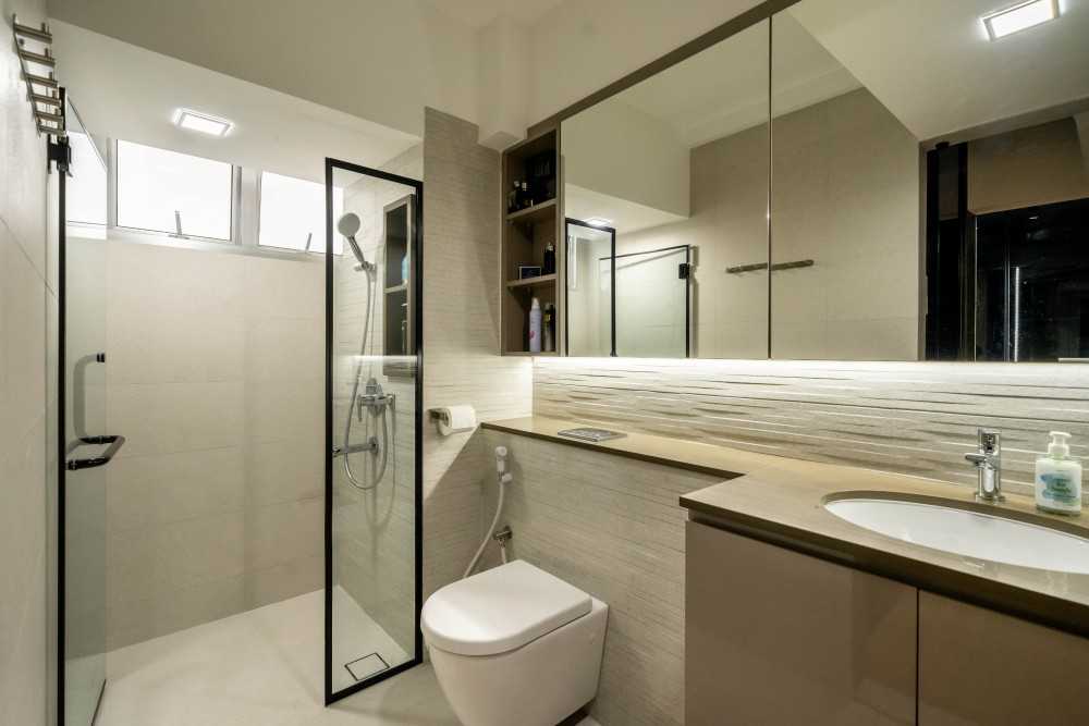 Contemporary Bathroom with Homogeneous Tiles and Mirror
