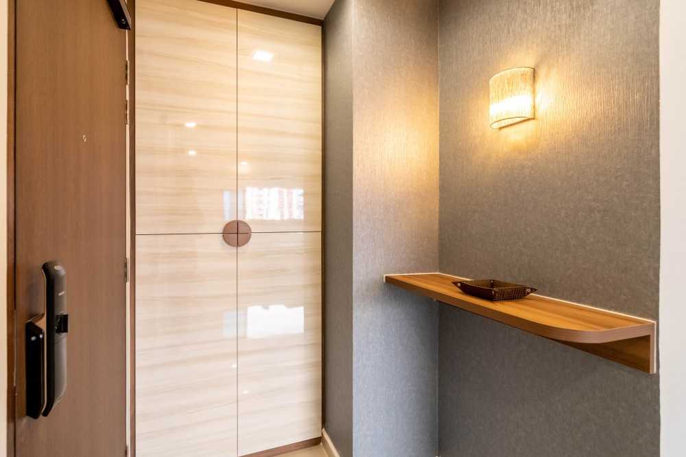 Contemporary Entryway with Shoe Rack and Small Storage