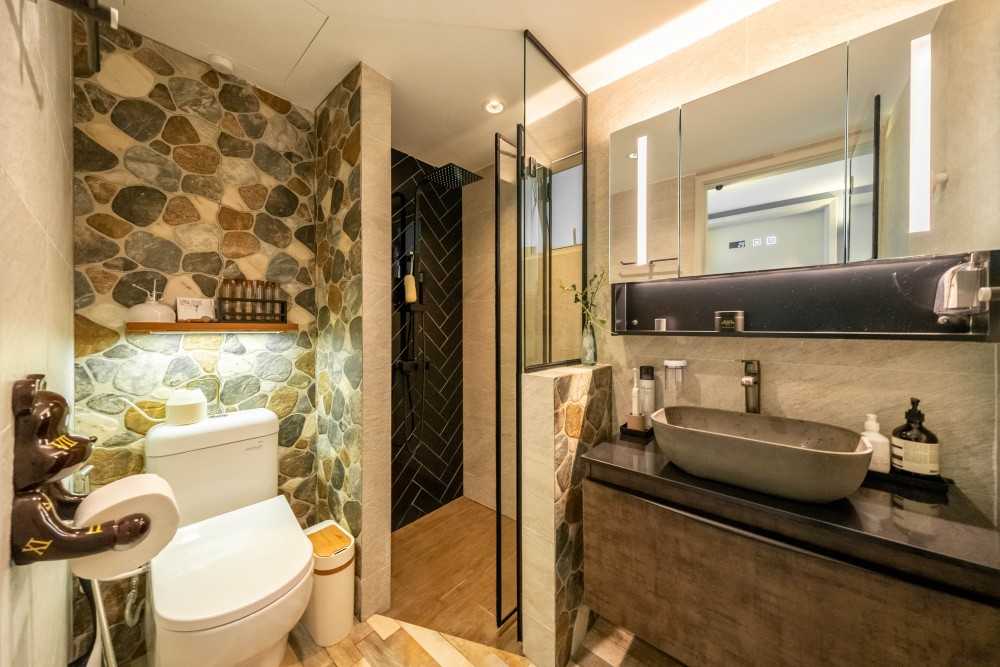 Industrial Bathroom with Homogeneous Tiles and Showers