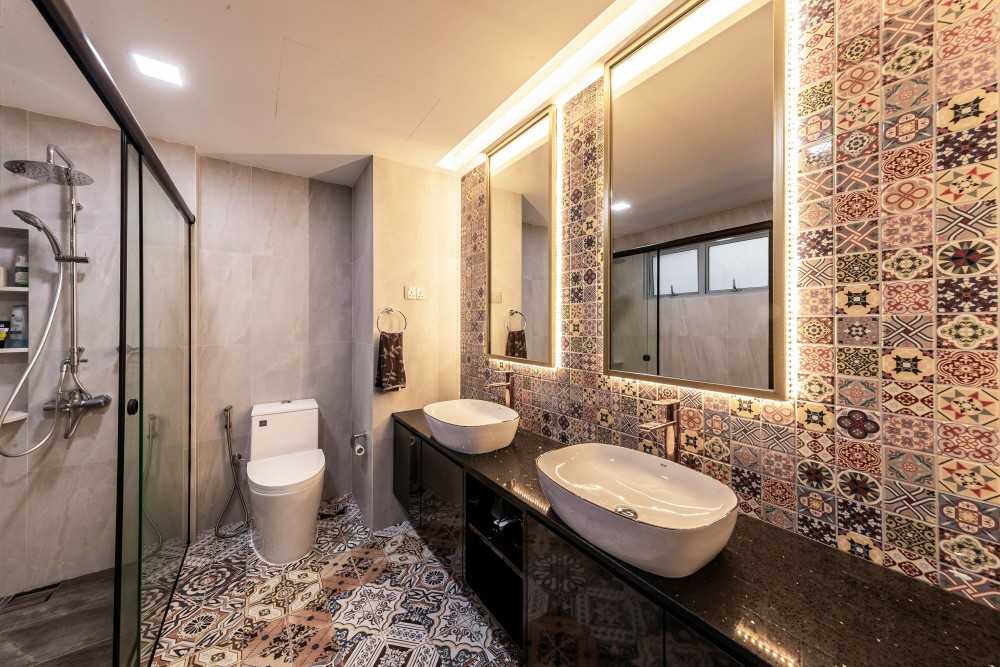 Modern Bathroom with Countertop and Mirror