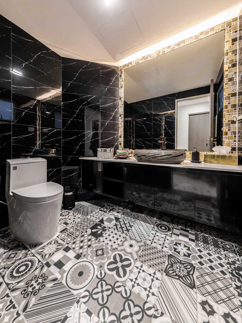 Modern Bathroom with Countertop and Homogeneous Tiles