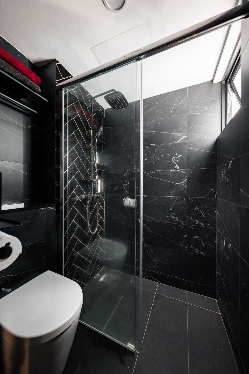 Industrial Bathroom with Homogeneous Tiles and Shower Screen