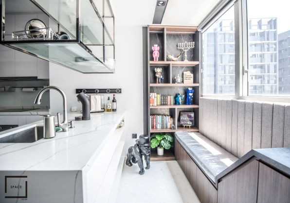 Contemporary Kitchen with Cupboard and Open Kitchen