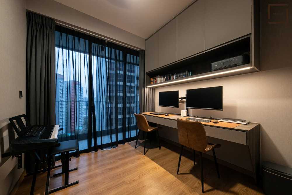 Contemporary Home Office with Computer Table and Office Chair