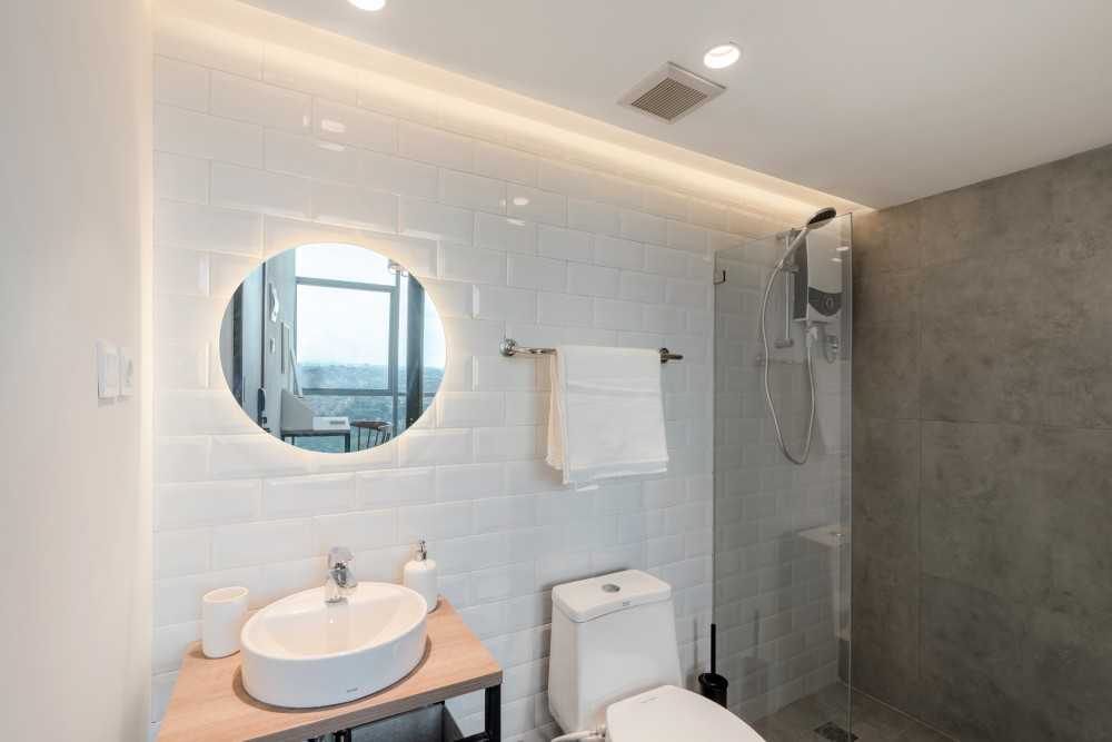Industrial Bathroom with Homogeneous Tiles and Mirror