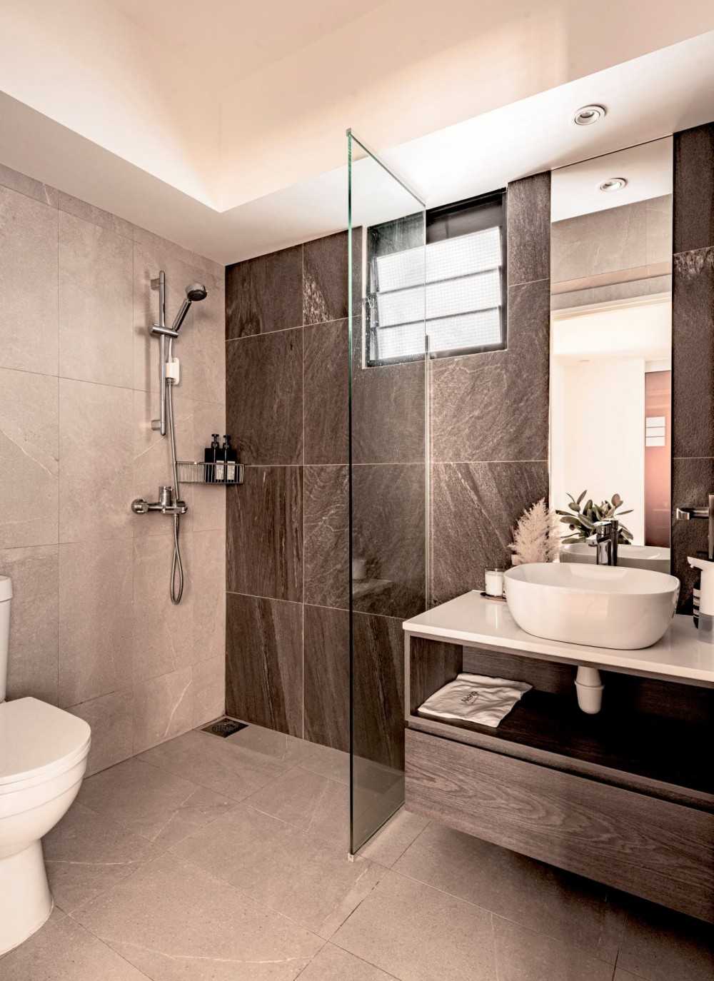 Contemporary Bathroom with Parquet Floor and Granite Floor