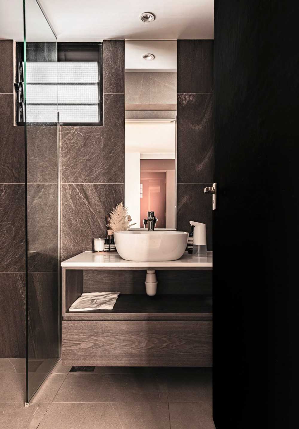Contemporary Bathroom with Parquet Floor and Granite Floor