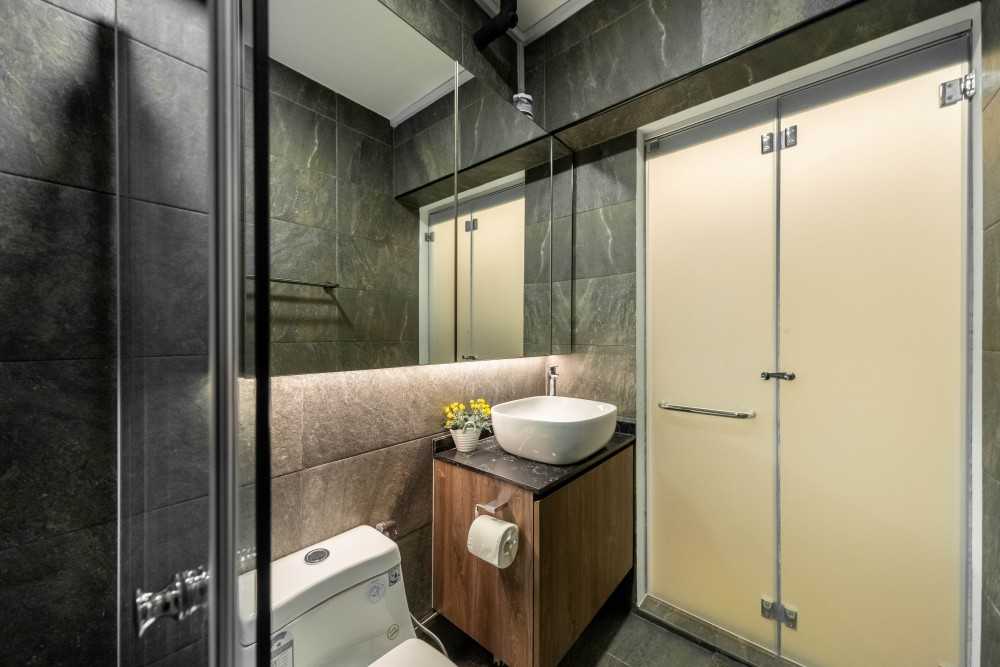 Contemporary Bathroom with Mirror and Bathroom Storage