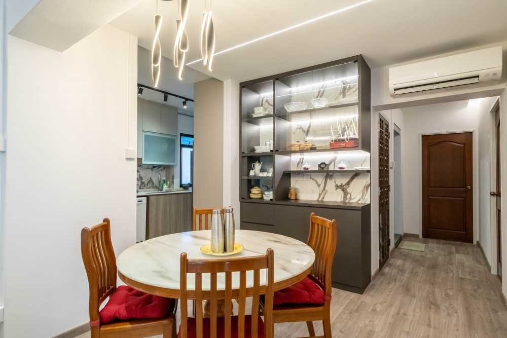 Contemporary Dining Room with Drop Ceiling and Dining Table