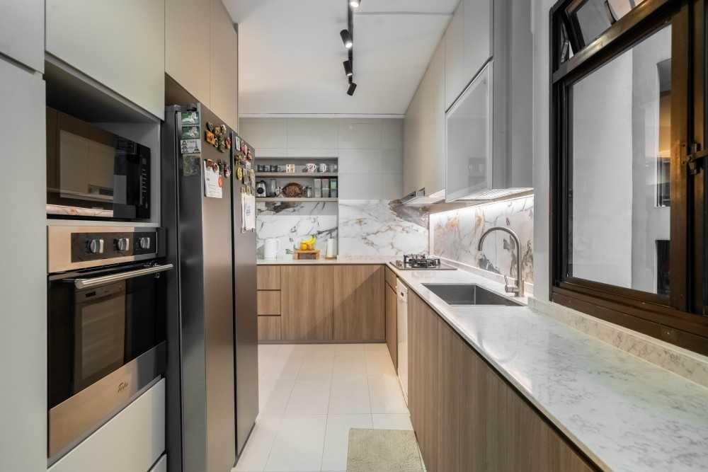 Contemporary Kitchen with Kitchen Window and Kitchen Backsplash
