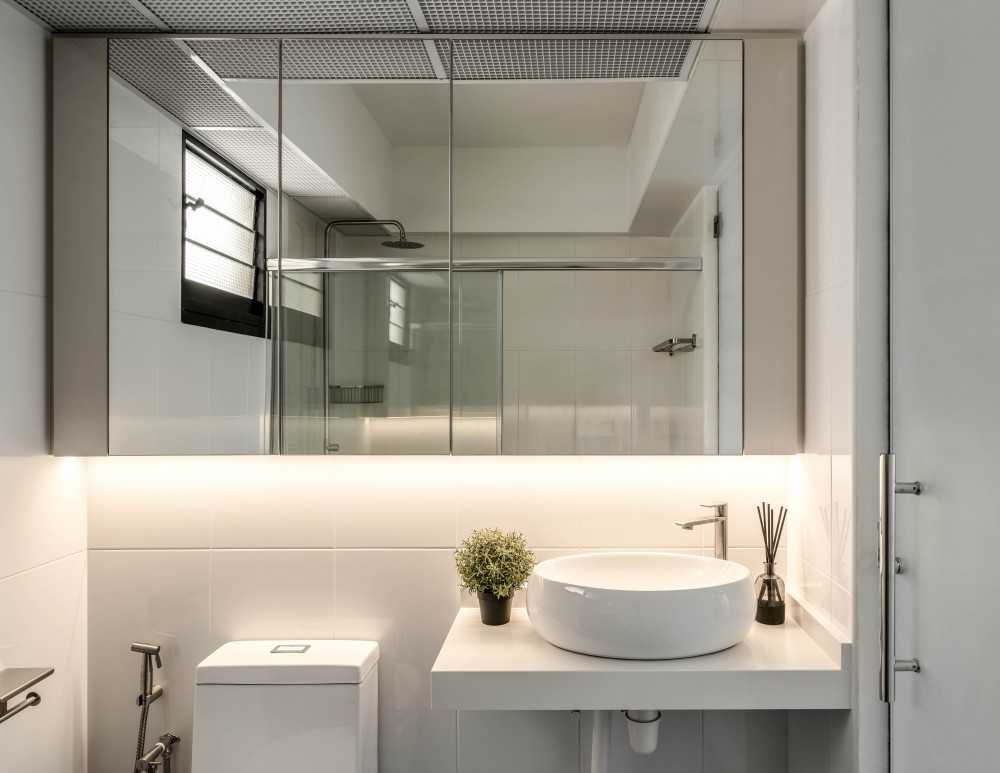 Contemporary Bathroom with Mirror and Wall Mirror