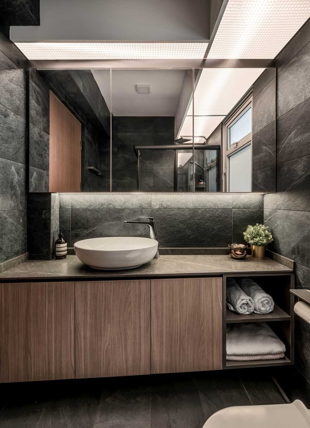 Contemporary Bathroom with Mirror and Rainshower