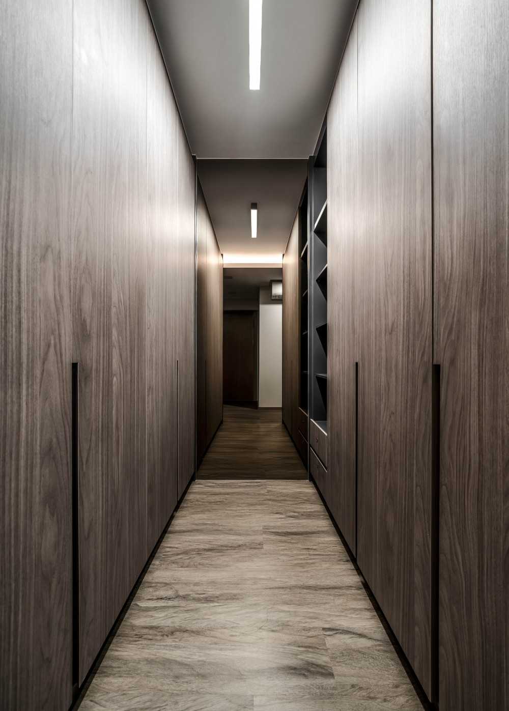 Contemporary Walk-in Wardrobe with Mirror and Clothes Storage