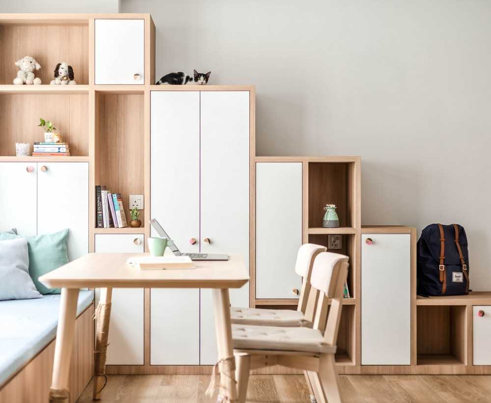 Scandinavian Dining Room with Dining Table and Dining Chairs
