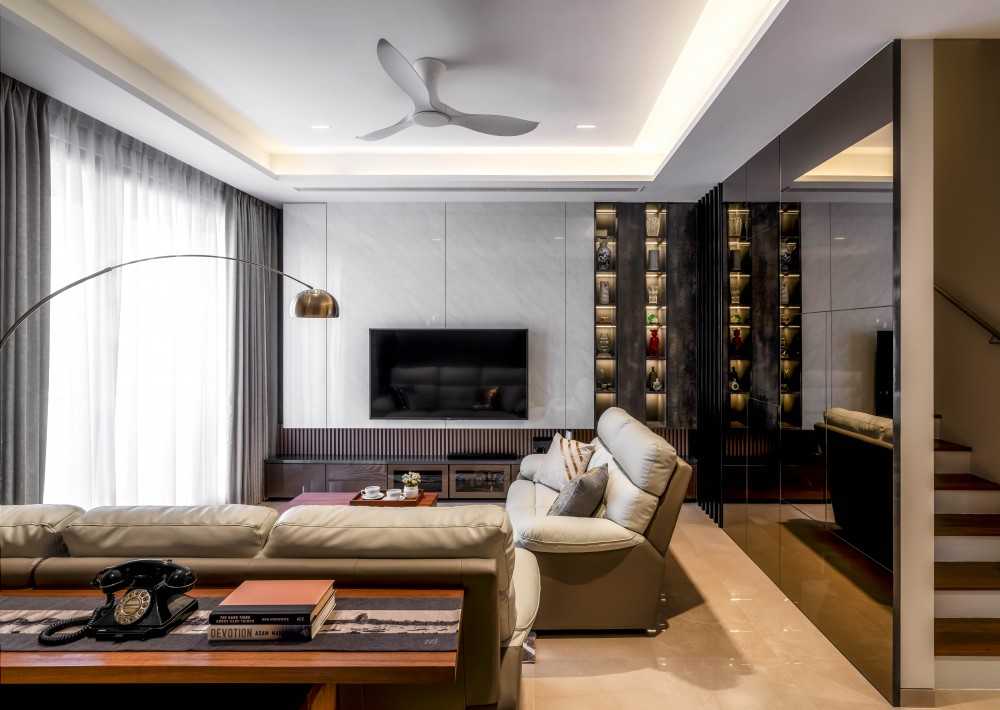Contemporary Living Room with Sofa and Lamps