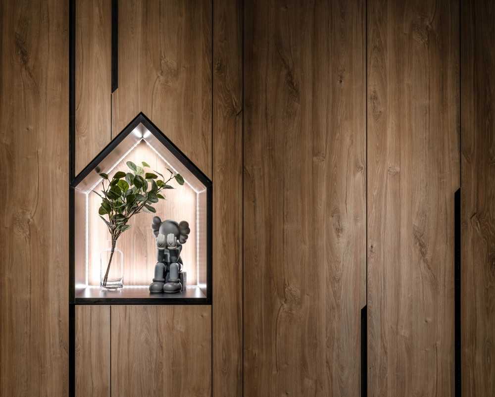 Scandinavian Entryway with Shoe Rack and Houseplants