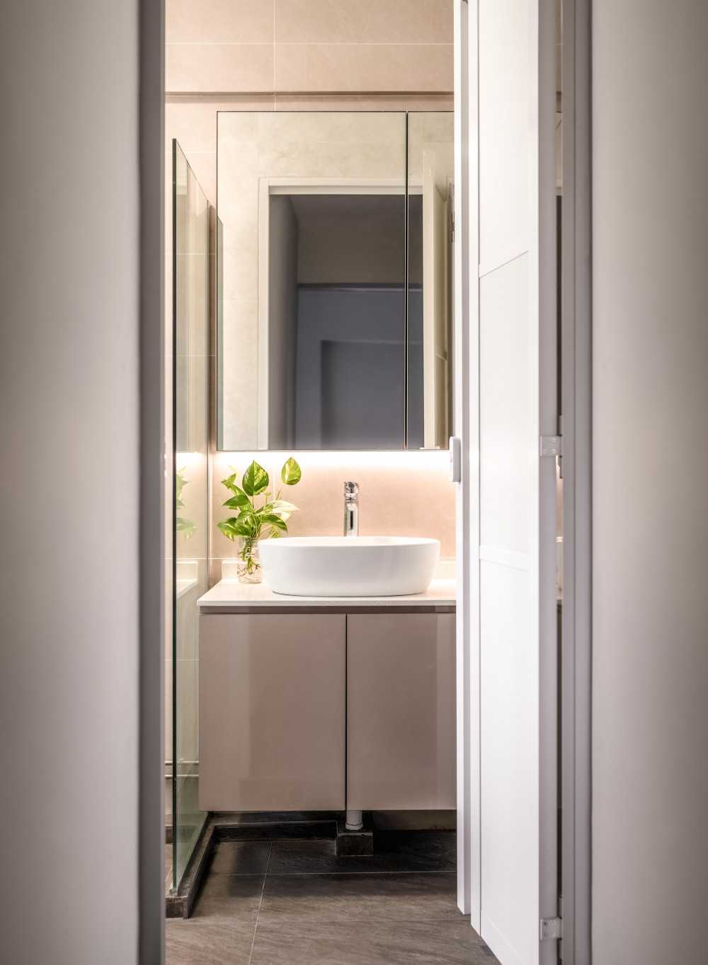 Modern Bathroom with Mirror and Bathroom Tap