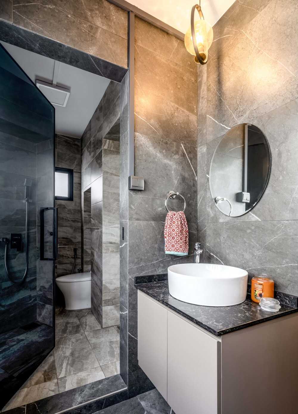 Modern Bathroom with Mirror and Bathroom Storage