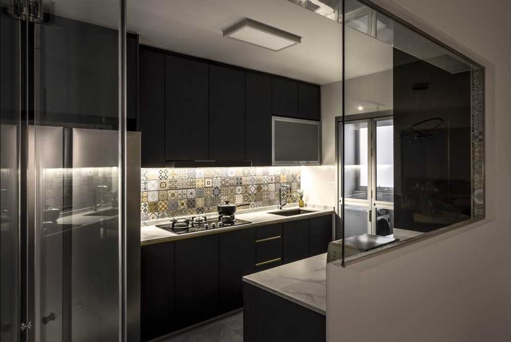 Contemporary Kitchen with Countertop and Kitchen Accessories