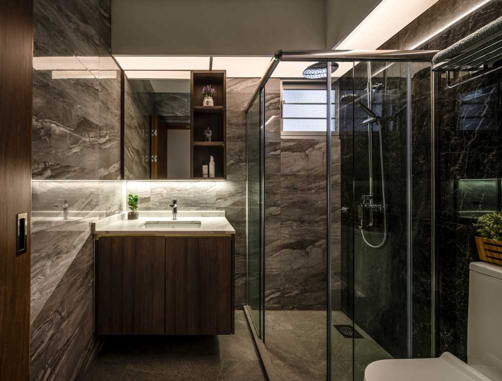 Contemporary Bathroom with Mirror and Rainshower