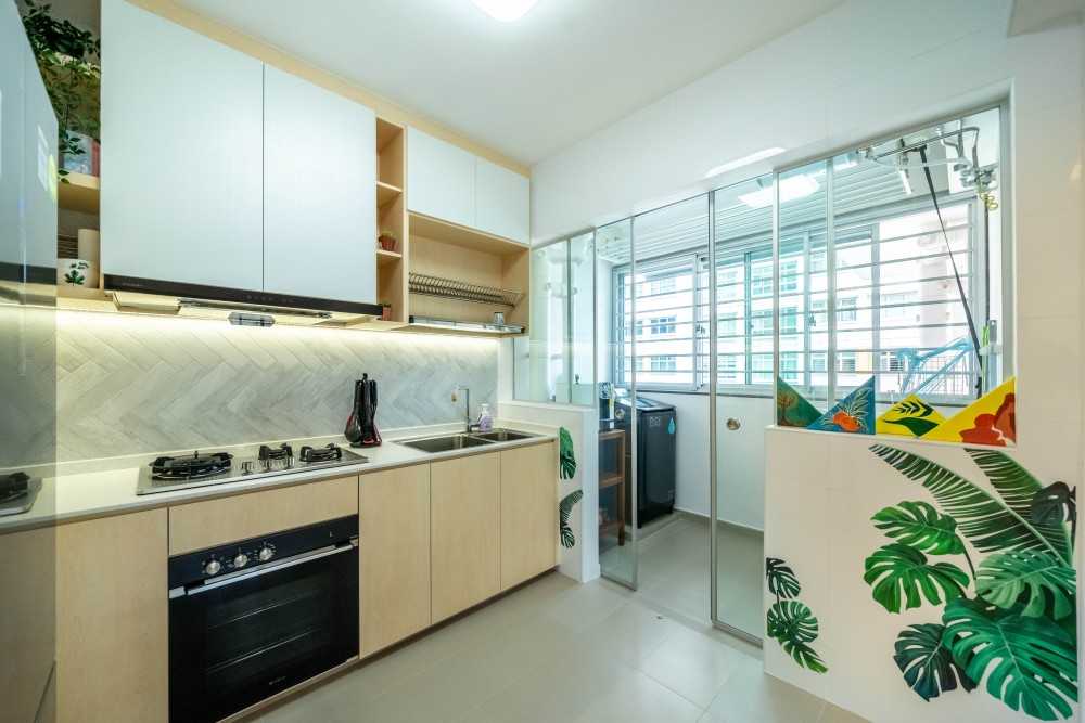 Scandinavian Kitchen with Homogeneous Tiles and Kitchen Backsplash