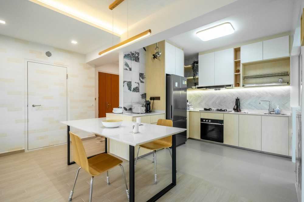 Scandinavian Dining Room with Dining Table and Dining Chairs