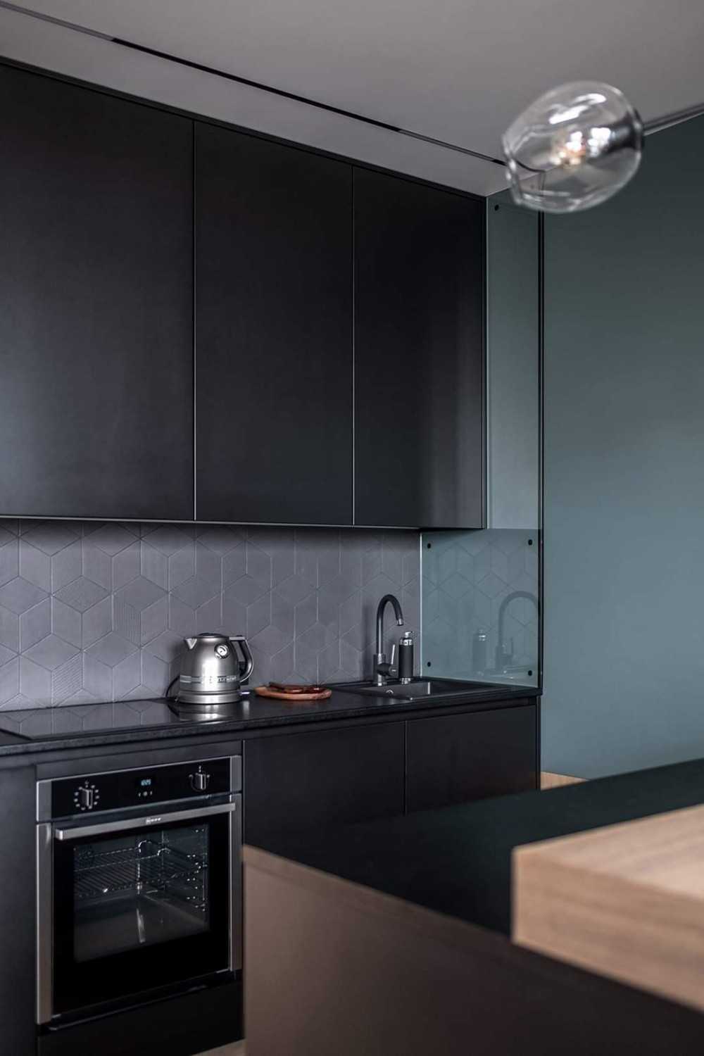 Contemporary Kitchen with Homogeneous Tiles and Open Kitchen