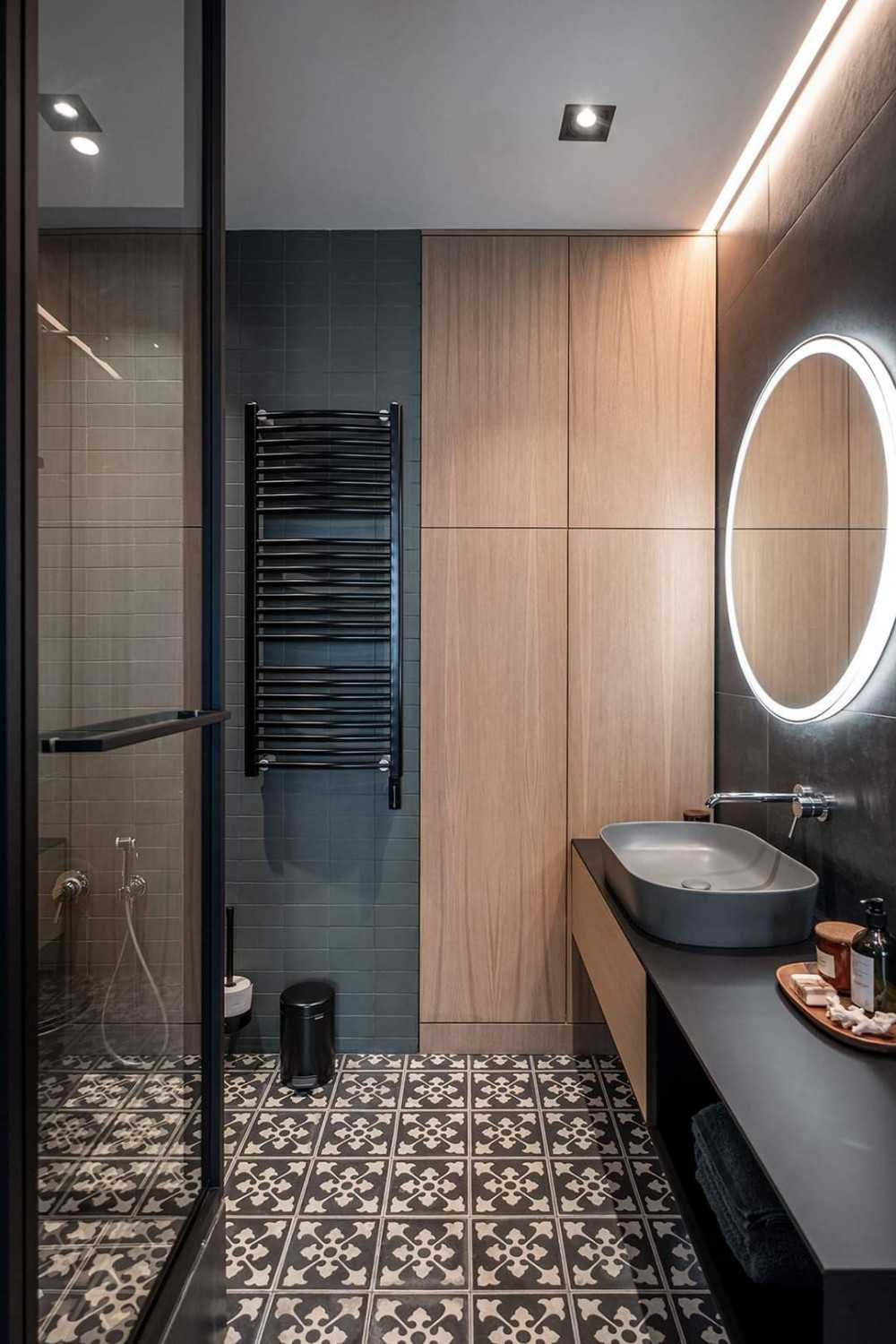 Contemporary Bathroom with Homogeneous Tiles and Mirror
