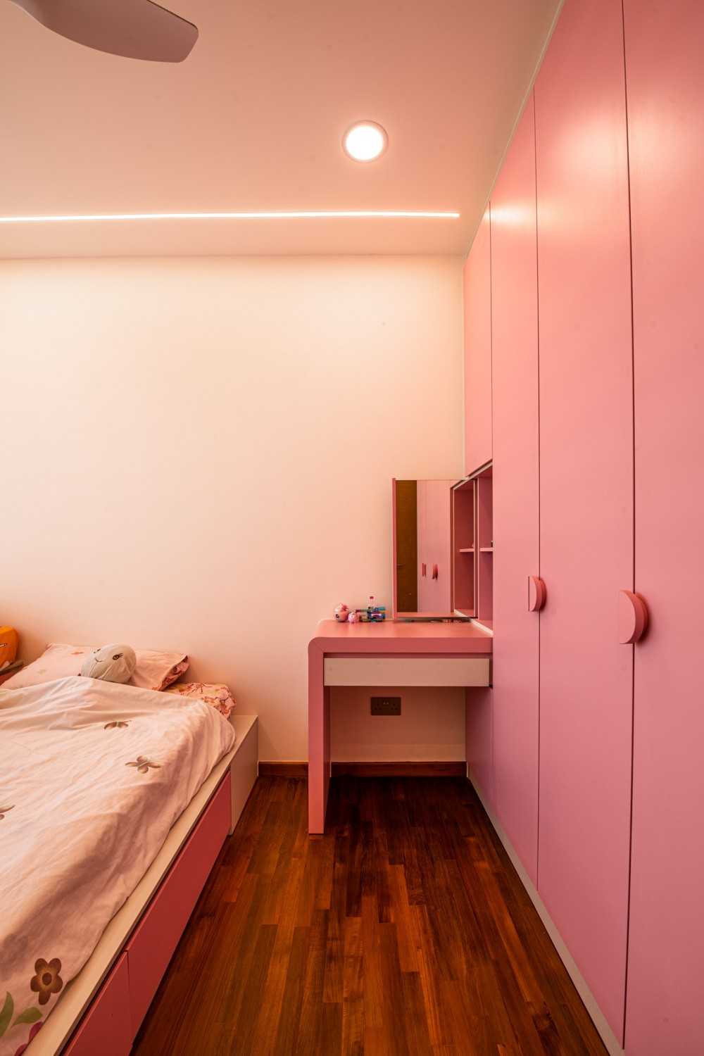 Eclectic Bedroom with Platform Bed and Single Bed
