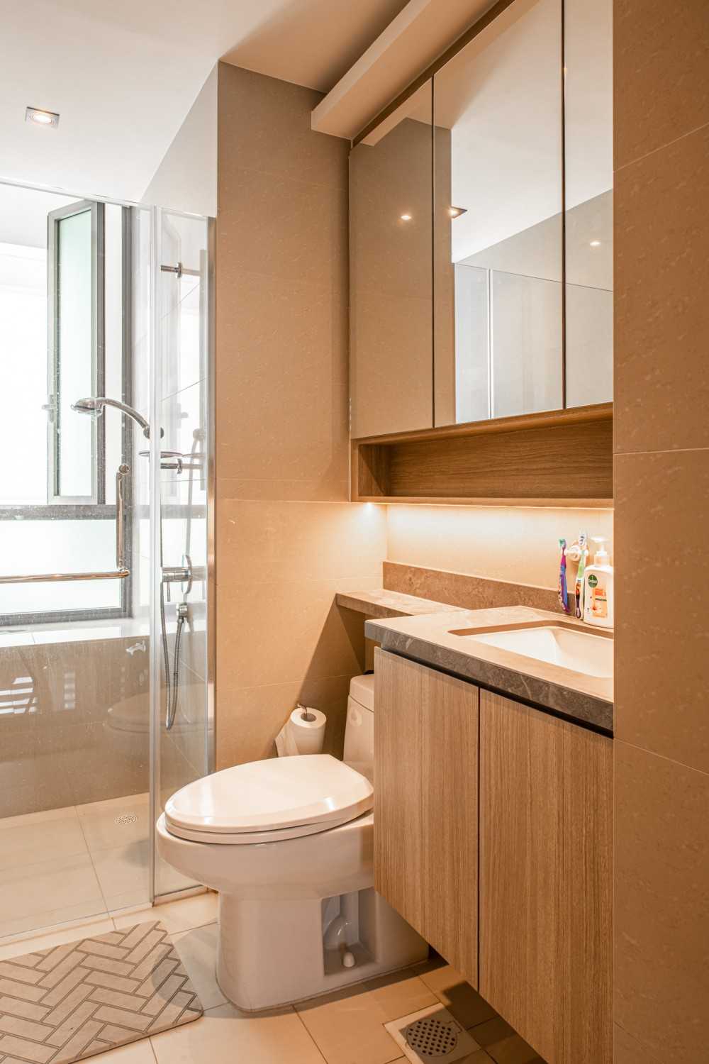 Eclectic Bathroom with Homogeneous Tiles and Mirror