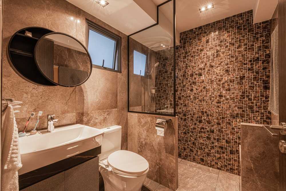 Contemporary Bathroom with Homogeneous Tiles and Herringbone Tiling