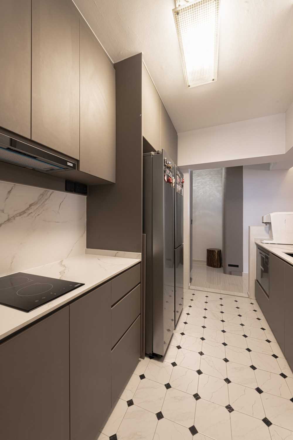 Contemporary Kitchen with Countertop and Homogeneous Tiles