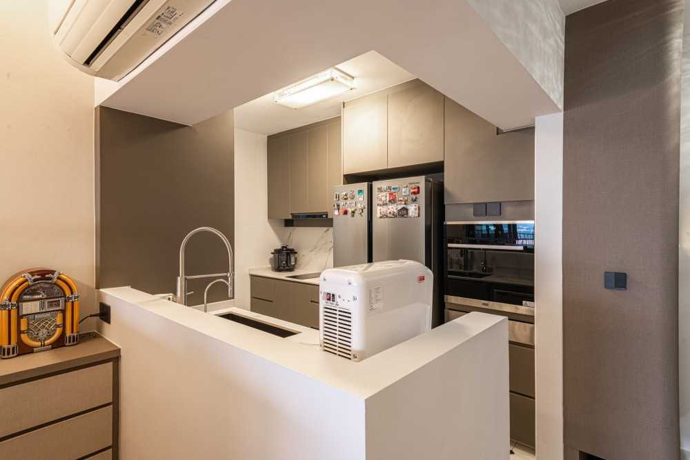 Contemporary Kitchen with Countertop and Kitchen Island