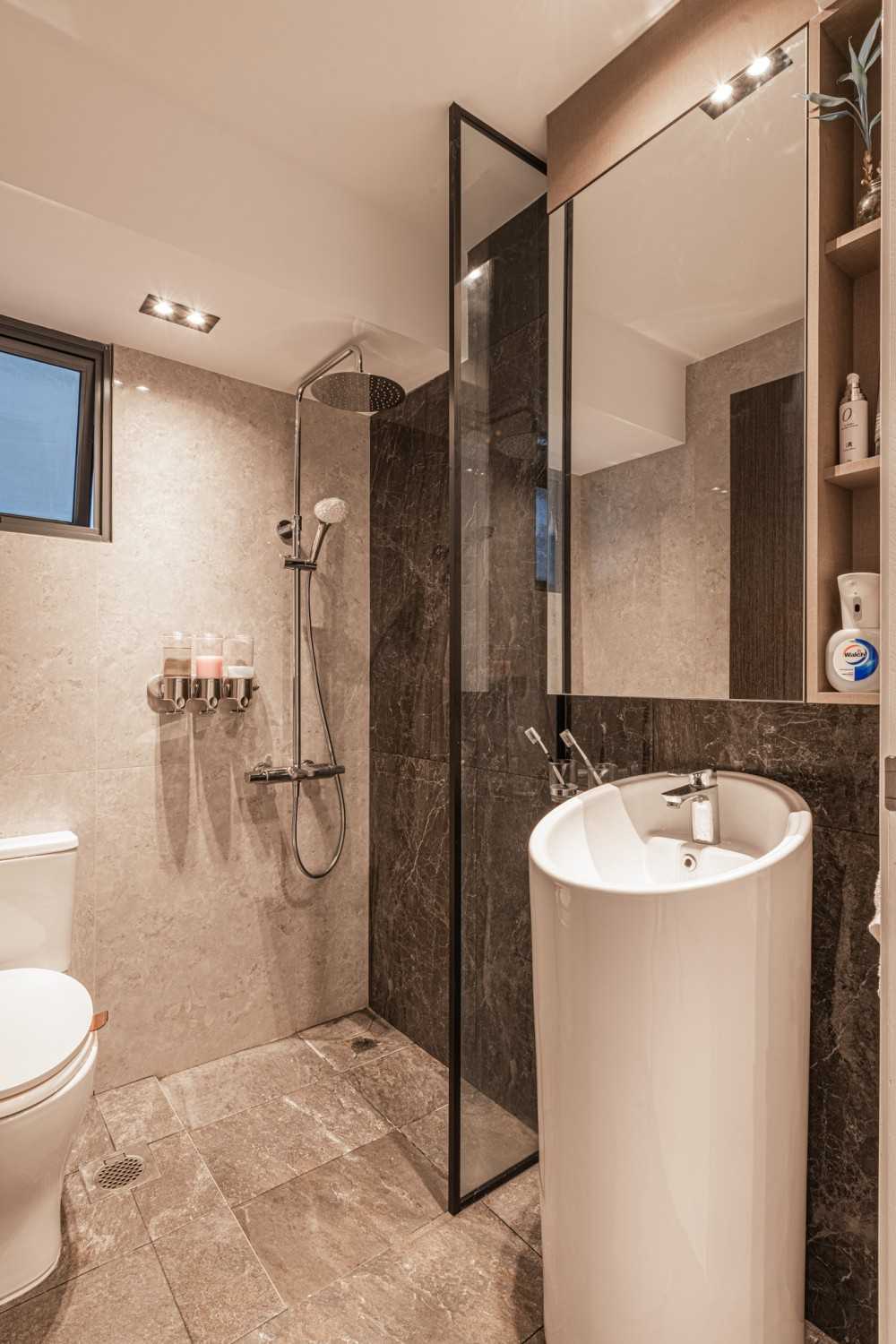 Contemporary Bathroom with Homogeneous Tiles and Mirror