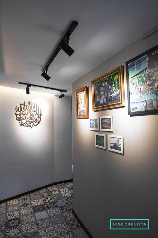 Asian Entryway with Homogeneous Tiles and Mirror