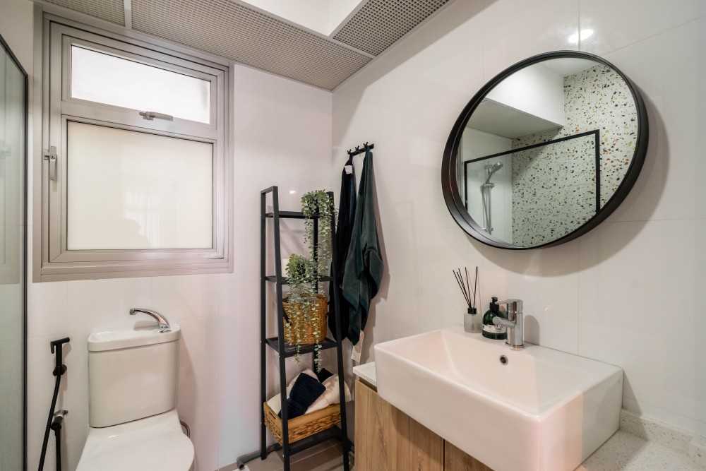 Modern Bathroom with Homogeneous Tiles and Mirror