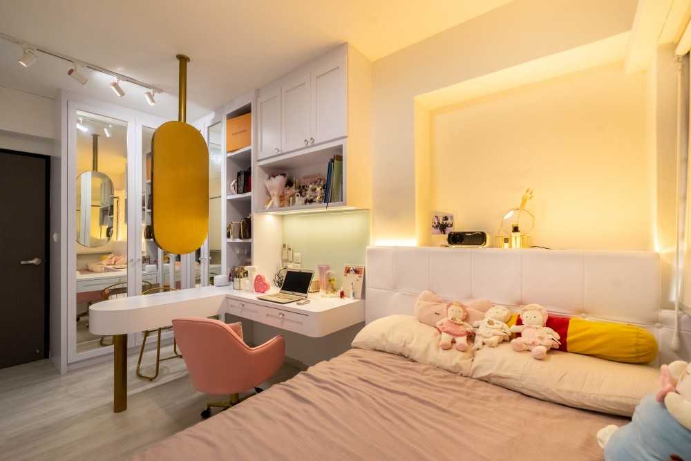 Modern Bedroom with Vinyl Flooring and Wardrobe
