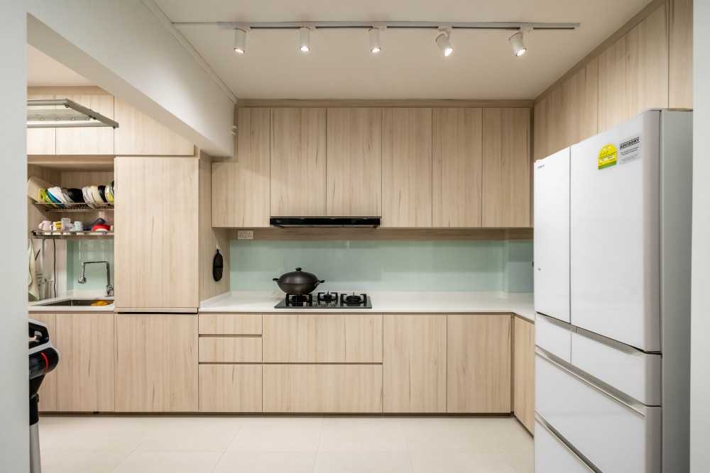 Modern Kitchen with Wood Flooring and Kitchen Window
