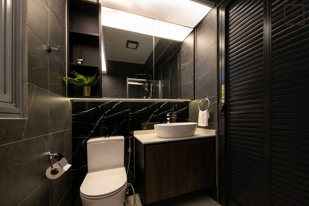 Modern Bathroom with Mirror and Laundry Baskets