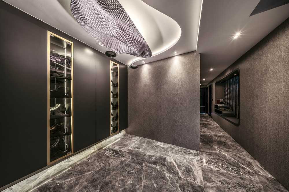 Modern Entryway with Mirror and Shoe Rack