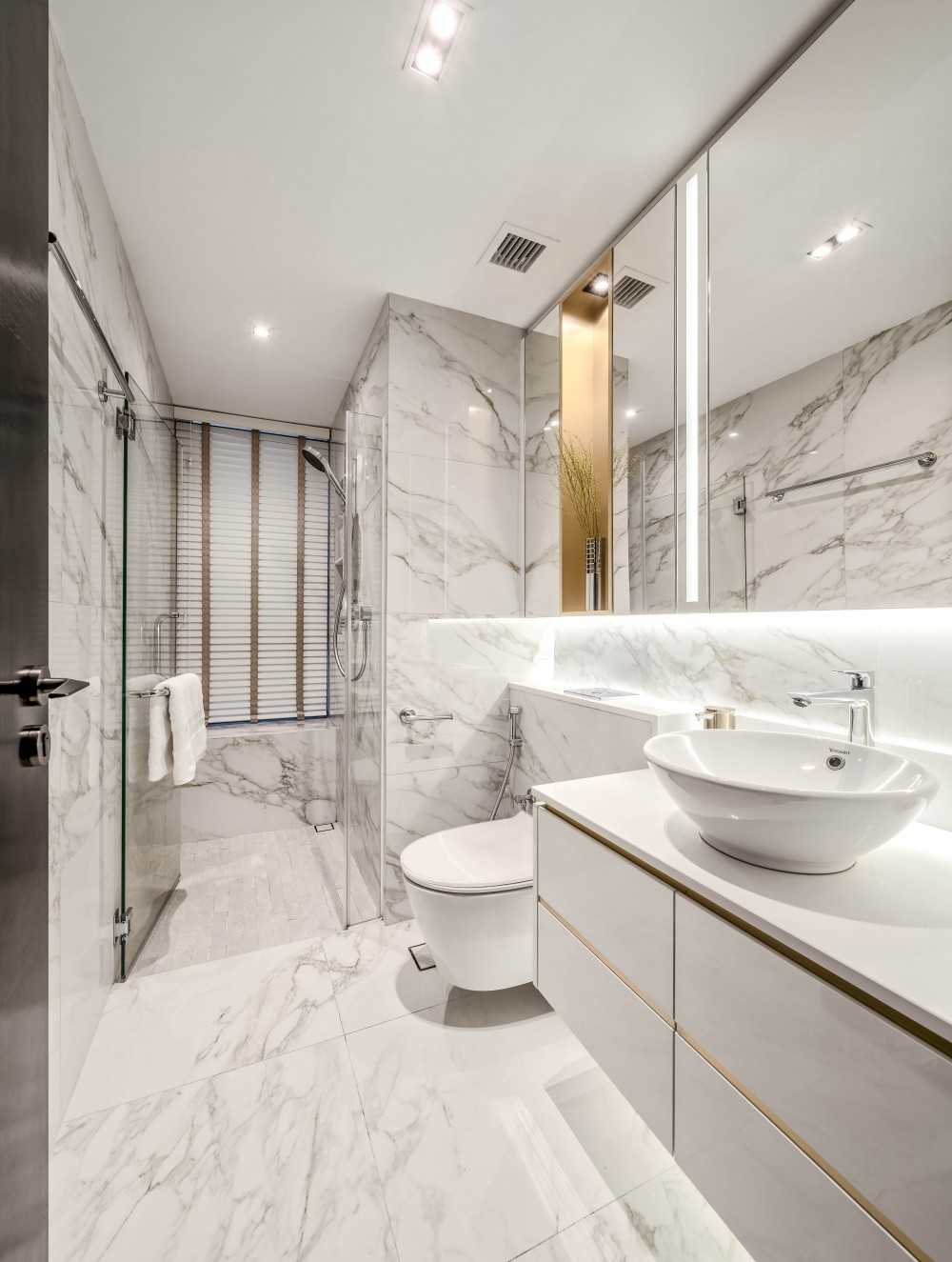 Modern Bathroom with Countertop and Shower Screen