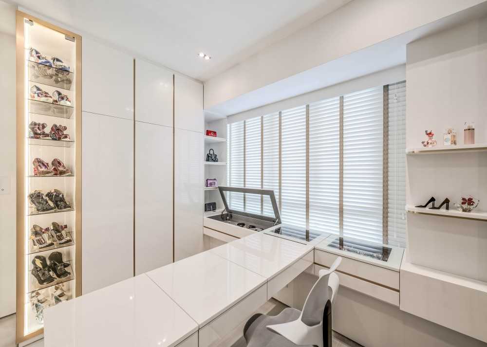 Modern Walk-in Wardrobe with Cupboard and Small Storage