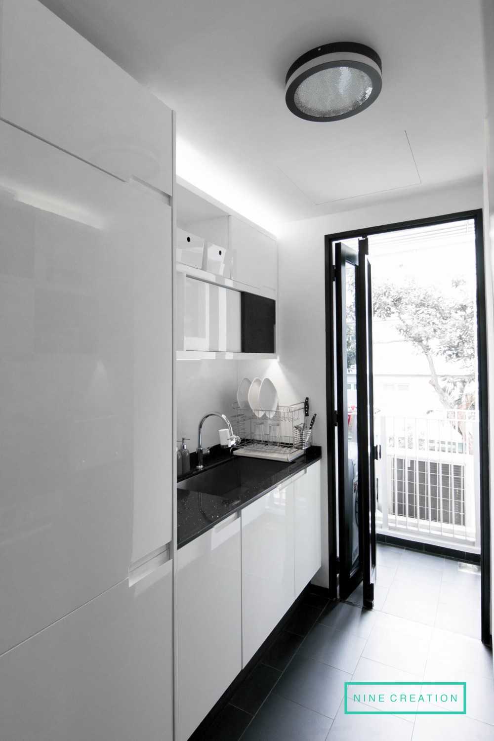 Modern Kitchen with Countertop and Parquet Floor