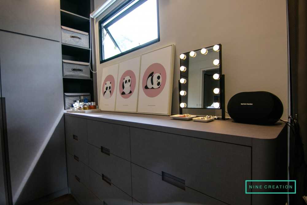 Modern Walk-in Wardrobe with Mirror and Wardrobe