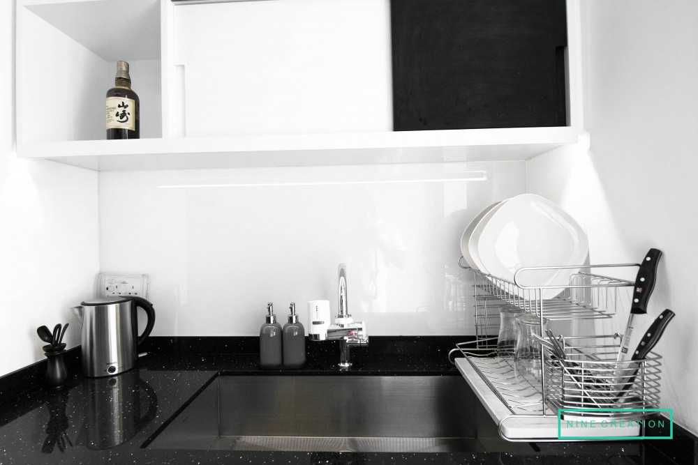 Modern Kitchen with Kitchen Island and Breakfast Counter