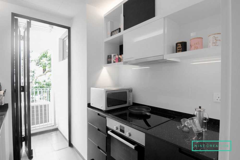Modern Kitchen with Countertop and Parquet Floor