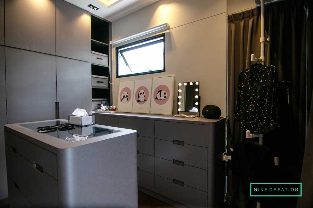 Modern Walk-in Wardrobe with Mirror and Wardrobe