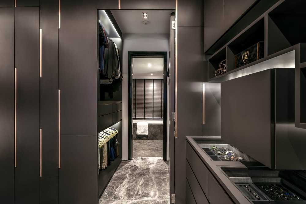 Modern Walk-in Wardrobe with Mirror and Wardrobe