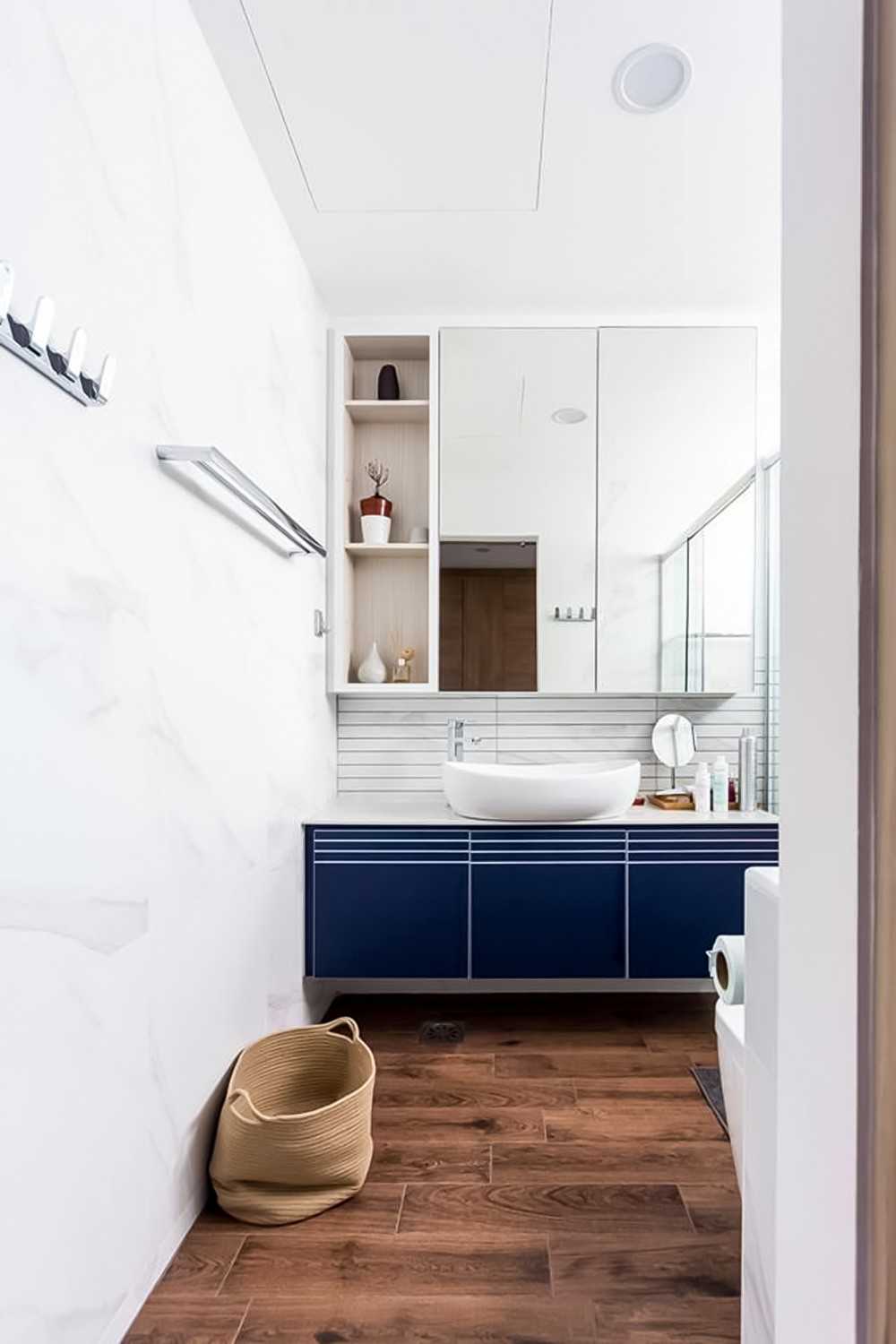 Modern Bathroom with Vinyl Flooring and Feature Wall